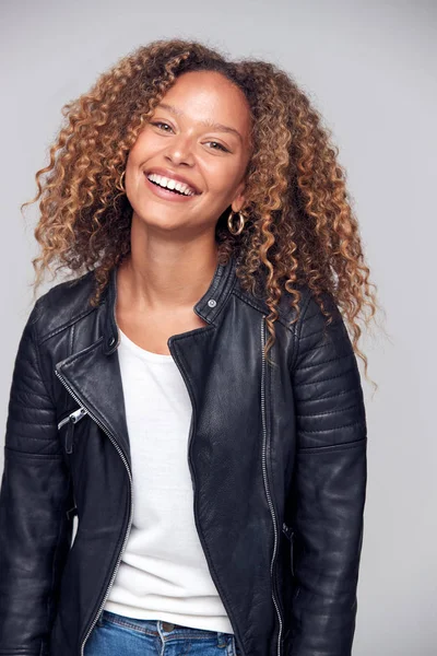 Waist Studio Shot Happy Young Woman Usando Chaqueta Cuero Sonriendo —  Fotos de Stock