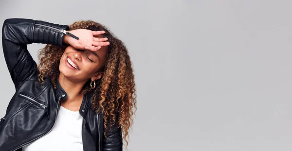 Studio Schot Van Gelukkig Jonge Vrouw Dragen Lederen Jas Covering — Stockfoto