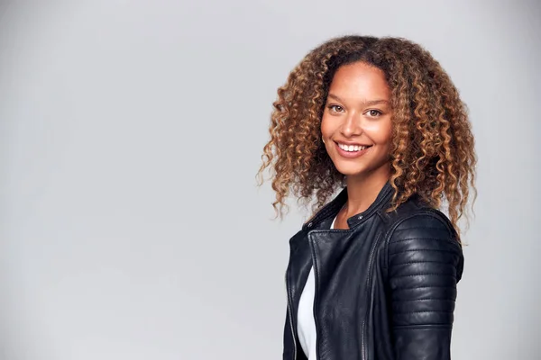 Offset Studio Portrait Happy Young Woman Wearing Leather Jacket Smiling — ストック写真