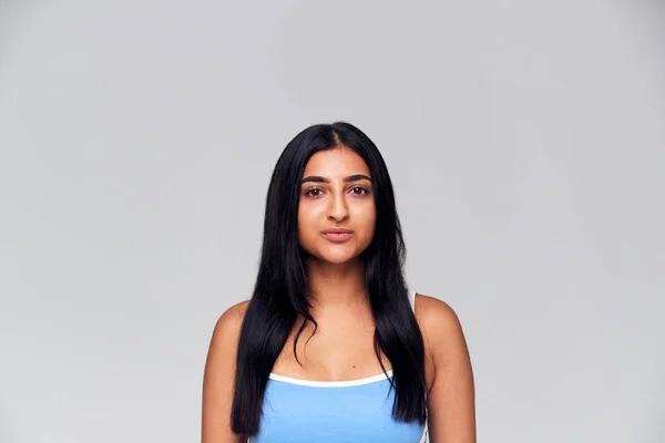 Studio Portrait Woman Serious Expression Looking Camera — Stock Photo, Image