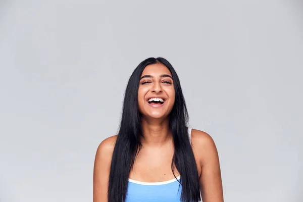 Estudio Retrato Positiva Feliz Joven Mujer Sonriendo Cámara — Foto de Stock