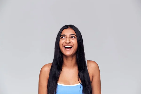 Estudio Retrato Positiva Feliz Joven Mujer Riendo Fuera Cámara — Foto de Stock