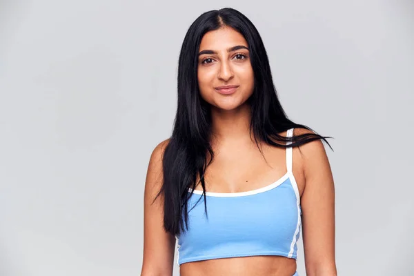 Estudio Retrato Positiva Feliz Joven Mujer Sonriendo Cámara — Foto de Stock