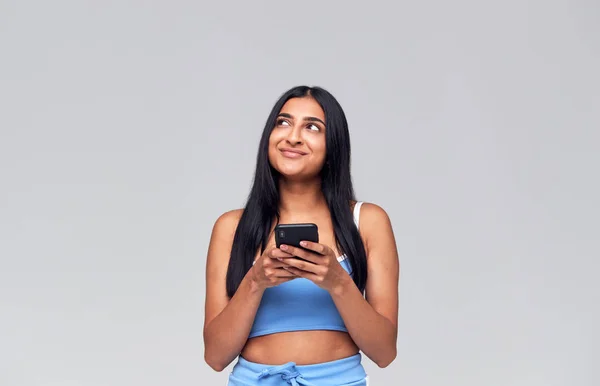 Tiro Estudio Mujer Joven Vestida Causalmente Usando Teléfono Móvil Mirando —  Fotos de Stock