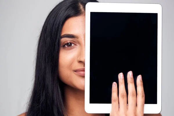 Studio Porträtt Seriösa Unga Kvinna Täcka Ansikte Med Digital Tablett — Stockfoto