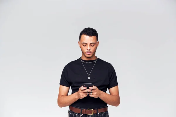 Studio Shot Causally Dressed Young Man Using Mobile Phone — Stock Photo, Image