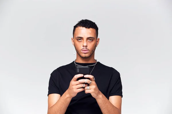 Portret Shot Causally Dressed Young Man Met Behulp Van Mobiele — Stockfoto