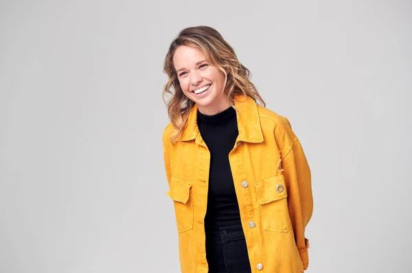 Estudio Retrato Positiva Feliz Joven Mujer Sonriendo Fuera Cámara — Foto de Stock