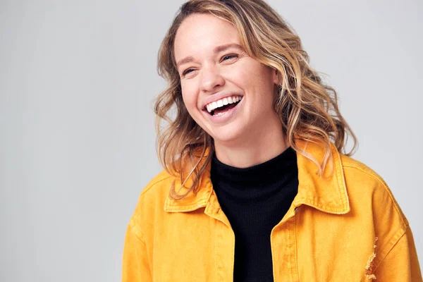 Estudio Retrato Positiva Feliz Joven Mujer Sonriendo Fuera Cámara — Foto de Stock