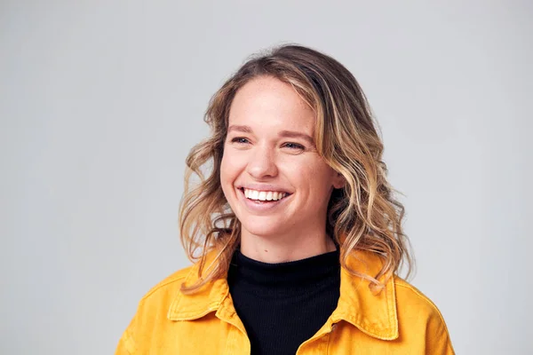 Estudio Retrato Positiva Feliz Joven Mujer Sonriendo Fuera Cámara — Foto de Stock