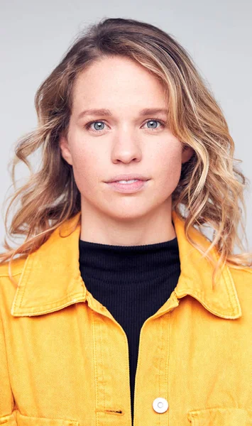 Studio Portrait Positive Heureuse Jeune Femme Souriant Caméra — Photo