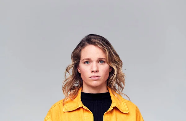 Studio Portrait Worried Young Woman Looking Camera — ストック写真