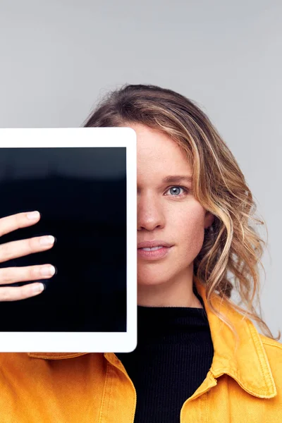 Studio Portret Van Glimlachende Jonge Vrouw Covering Gezicht Met Digitale — Stockfoto