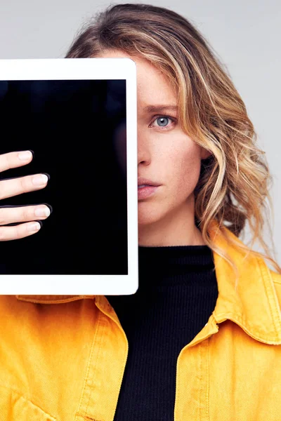 Retrato Estudio Mujer Joven Preocupada Cubriendo Cara Con Tableta Digital —  Fotos de Stock