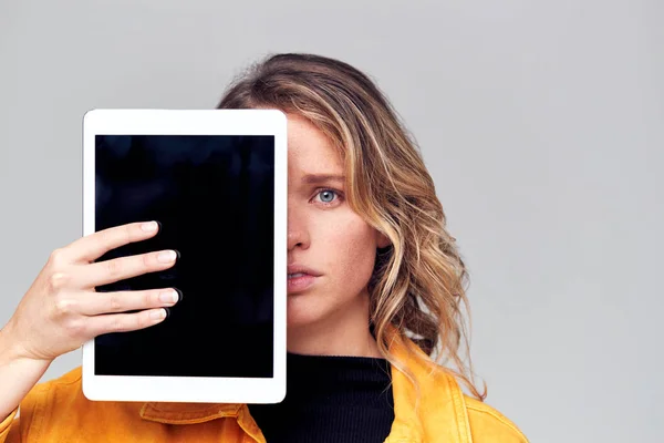 Retrato Estudio Mujer Joven Preocupada Cubriendo Cara Con Tableta Digital —  Fotos de Stock
