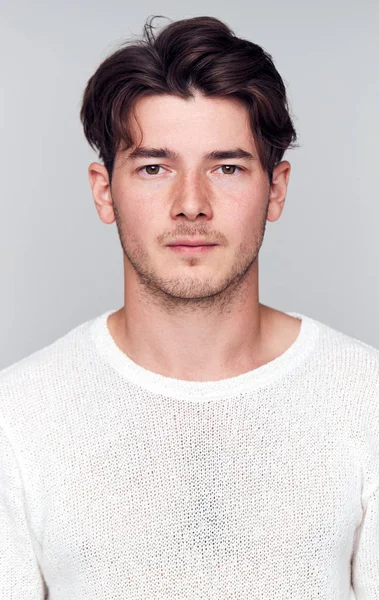 Retrato Estudio Hombre Joven Con Expresión Seria Mirando Cámara — Foto de Stock