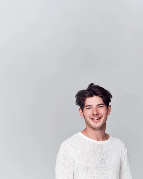 穿着白色T恤的年轻人在相机前微笑的工作室肖像 — 图库照片