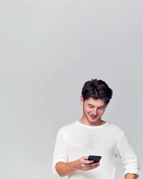 Studio Shot Van Oorzakelijk Geklede Jonge Man Met Behulp Van — Stockfoto