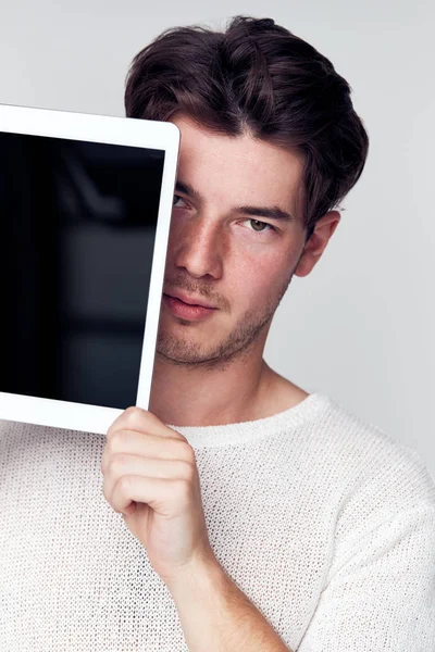 Studio Porträtt Orolig Ung Man Täcka Ansiktet Med Digital Tablett — Stockfoto