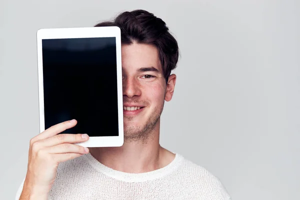 Portrait Studio Jeune Homme Souriant Couvrant Visage Avec Tablette Numérique — Photo