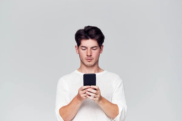 Studio Shot Van Oorzakelijk Geklede Jonge Man Met Behulp Van — Stockfoto