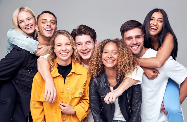 Gruppenaufnahme Von Jungen Multikulturellen Freunden Die Einander Huckepack Geben Und — Stockfoto