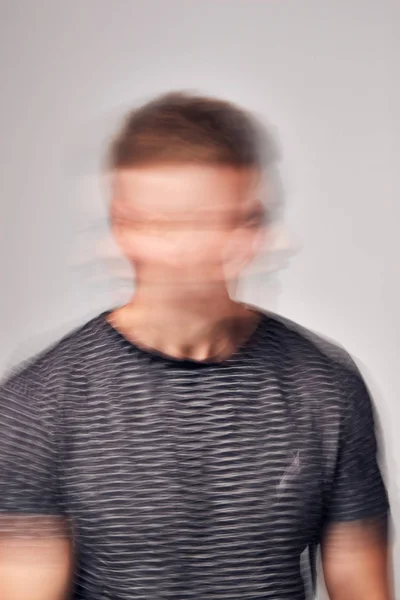 精神衛生上の問題を描いた歪んだ顔の男の概念ショット — ストック写真