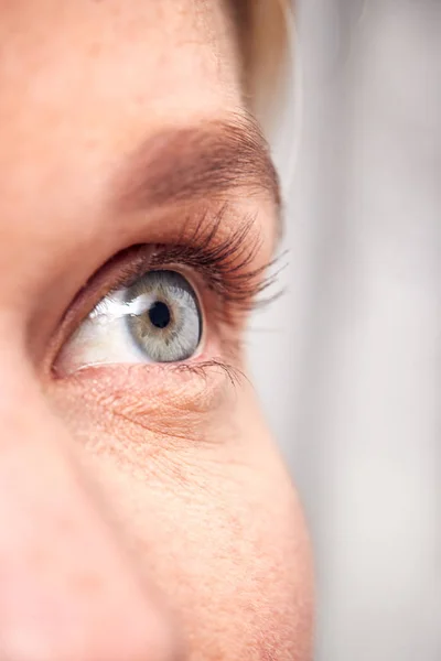 Ekstremalne Zbliżenie Oczu Kobiety Tle Białego Studio — Zdjęcie stockowe