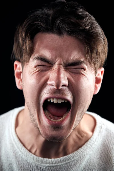 Голова Плечи Разгневанного Мужчины Кричащего Перед Камерой — стоковое фото