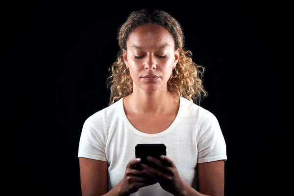 Studio Shot Unhappy Woman Holding Telefon Komórkowy Jest Nękany Online — Zdjęcie stockowe
