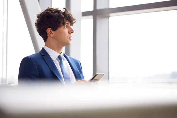 Affärsman Sitter Flygplats Avgång Lounge Använda Mobiltelefon — Stockfoto