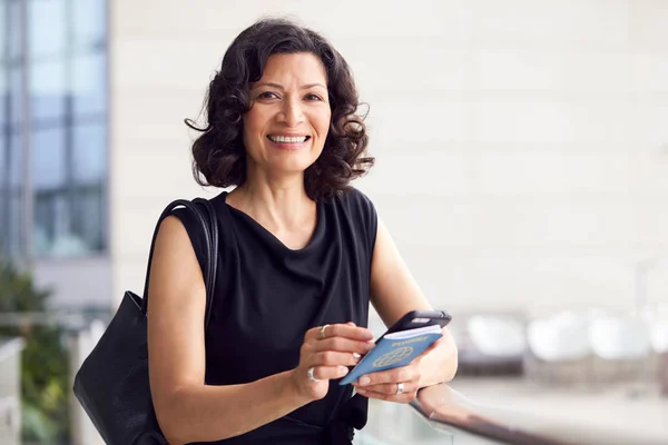 Portrait Femme Affaires Mature Avec Passeport Dans Salon Départ Aéroport — Photo