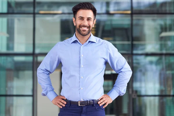 Retrato Del Hombre Negocios Sonriente Parado Vestíbulo Oficina Moderna Ocupada — Foto de Stock