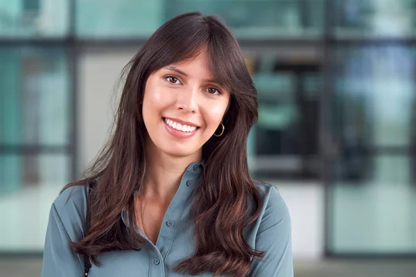 Head Shoulders Porträtt Leende Ung Affärskvinna Stående Lobbyn Upptagen Modernt — Stockfoto