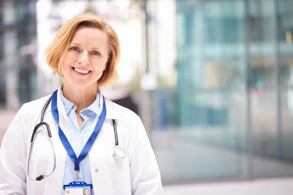 Portré Női Orvos Sztetoszkóppal Viselése Fehér Kabátot Álló Modern Kórházi — Stock Fotó