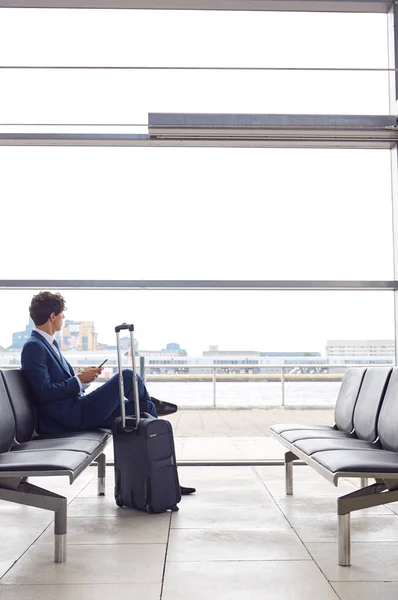 Empresario Sentado Salón Salida Del Aeropuerto Con Teléfono Móvil —  Fotos de Stock