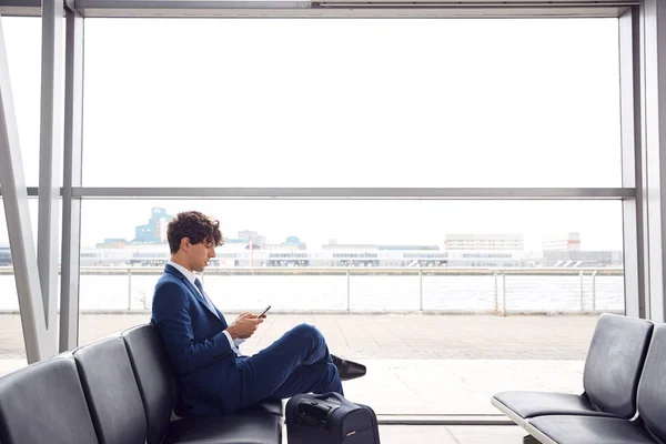 Uomo Affari Seduto Aeroporto Partenza Lounge Utilizzando Telefono Cellulare — Foto Stock