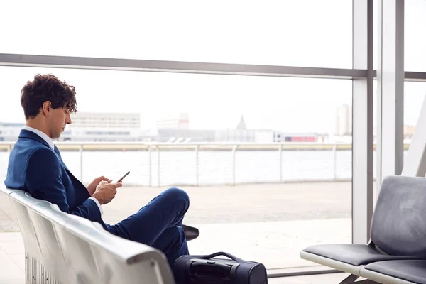 Uomo Affari Seduto Aeroporto Partenza Lounge Utilizzando Telefono Cellulare — Foto Stock