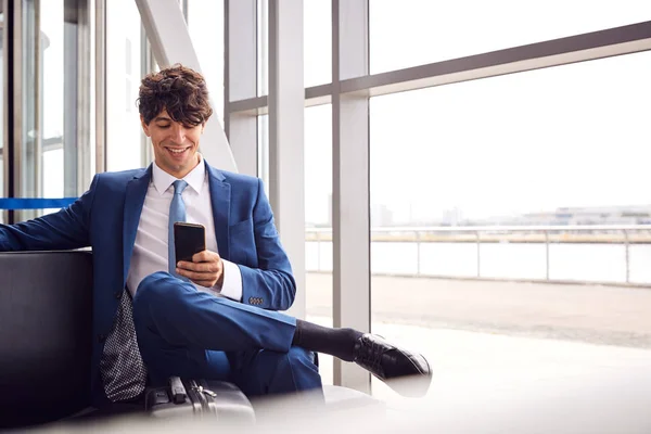 Uomo Affari Seduto Aeroporto Partenza Lounge Utilizzando Telefono Cellulare — Foto Stock