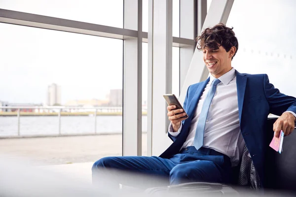 Affärsman Sitter Flygplats Avgång Lounge Använda Mobiltelefon — Stockfoto