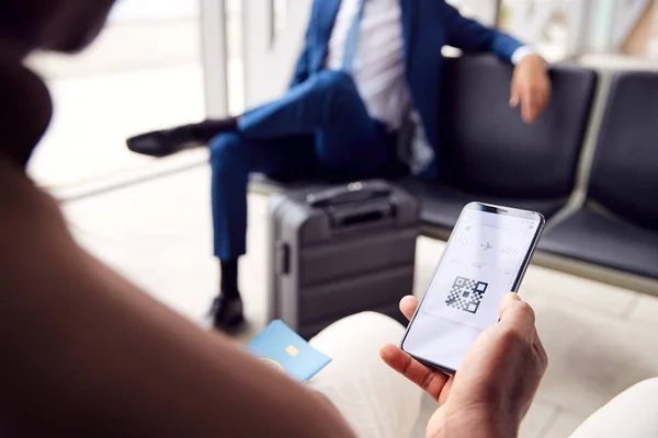 Mannelijke Passagier Luchthaven Vertrek Lounge Zoek Naar Digitale Instapkaart Smart — Stockfoto