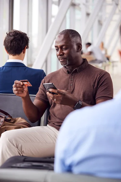 Empresario Sentado Aeropuerto Salir Lounge Compras Línea Usando Teléfono Móvil — Foto de Stock