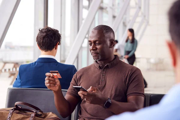 Empresario Sentado Aeropuerto Salir Lounge Compras Línea Usando Teléfono Móvil —  Fotos de Stock