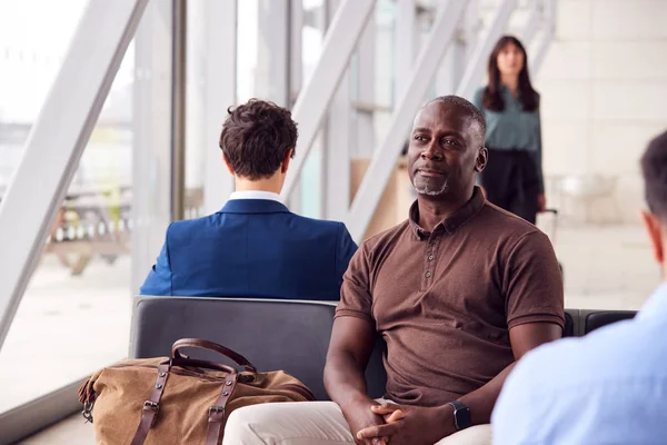 Gammal Affärsman Sitter Och Väntar Flygplats Avgång Lounge — Stockfoto