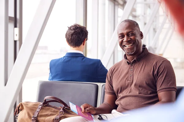 Passeggero Maschio Seduto Aeroporto Partenza Lounge Possesso Passaporto — Foto Stock