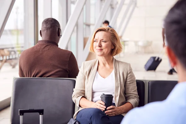 Gammal Affärskvinna Väntar Flygplatsen Avgång Lounge Dricka Kaffe Från Återanvändbara — Stockfoto