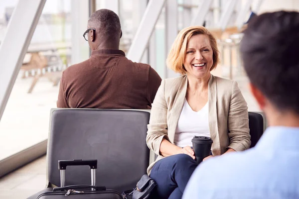 Gammal Affärskvinna Väntar Flygplatsen Avgång Lounge Dricka Kaffe Från Återanvändbara — Stockfoto