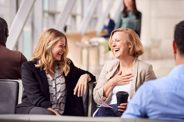 Дві Ділові Жінки Сидять Аеропорту Виїзд Розмовляти Разом — стокове фото