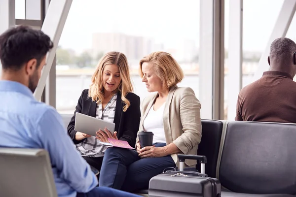 Donne Affari Seduti Aeroporto Partenza Lavoro Sul Computer Portatile — Foto Stock