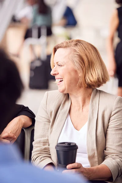 Rijpere Zakenvrouw Wachtend Luchthaven Vertrek Lounge Drinken Koffie Uit Herbruikbare — Stockfoto